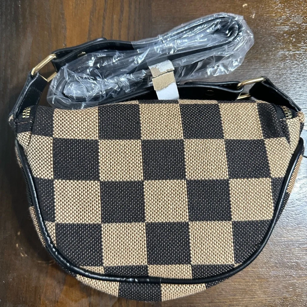 Crosbady‎ with wallet